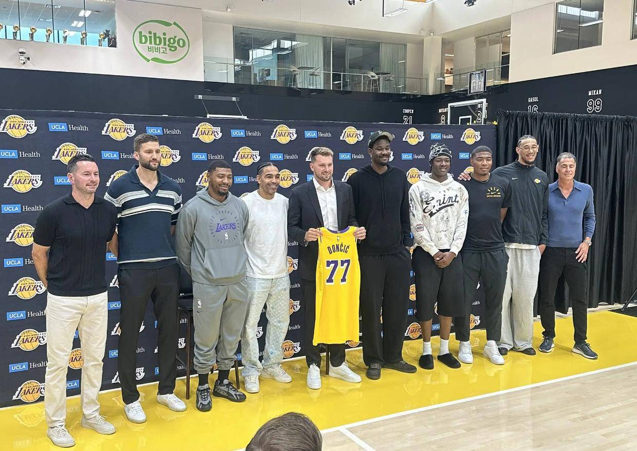 詹姆斯没有到场祝贺东契奇 但给他打了视频电话