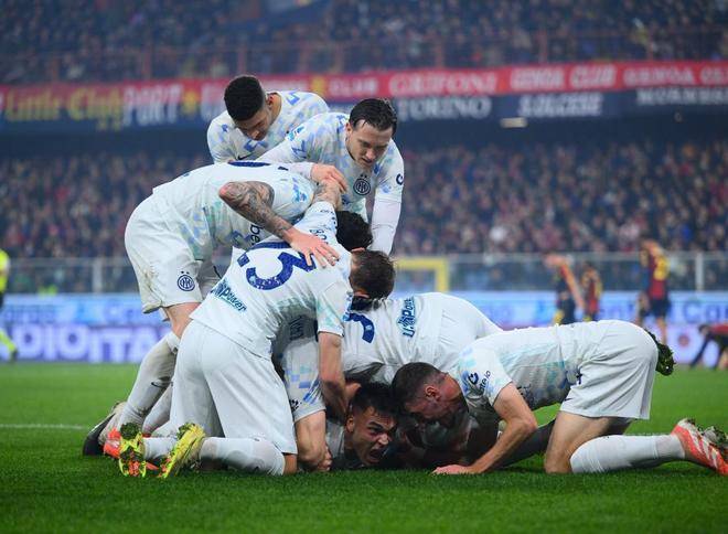 意甲第1易主！劳塔罗传射比肩三大神锋，国米2-1热那亚破魔咒登顶